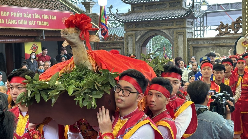 Tại lễ hội năm nay, dân làng dâng lễ Tam sinh (Trâu, Dê, Lợn ) sau đó hai đoàn rước thực hiện chương trình cấp thủy, rước nước và rước bộ.